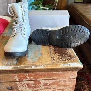 BRAND NEW WHITE BOOTS. NEVER WORN